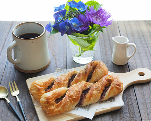 自宅でのパンネストの焼き立てパンとコーヒー